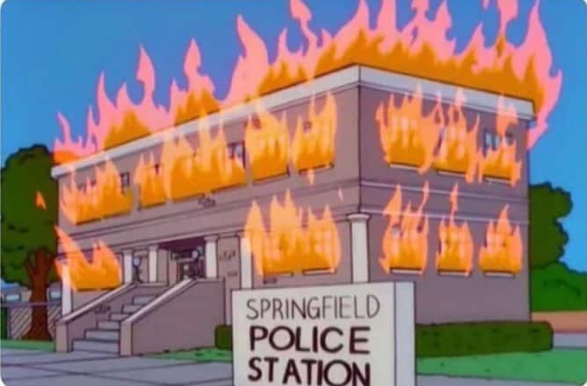 Hořící policejní stanice v seriálovém Springfieldu