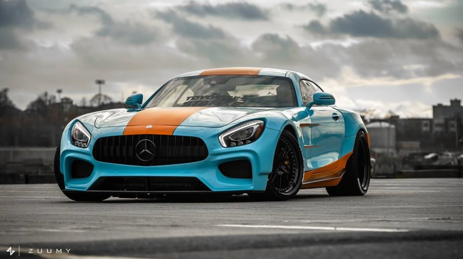 Legendární barvy Gulf oblékl Mercedes GT