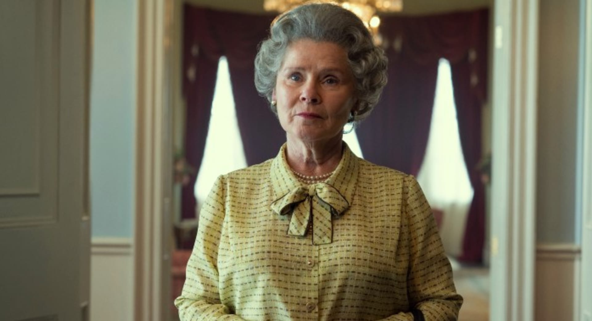 Imelda Staunton jako královna Alžběta II. v seriálu Koruna