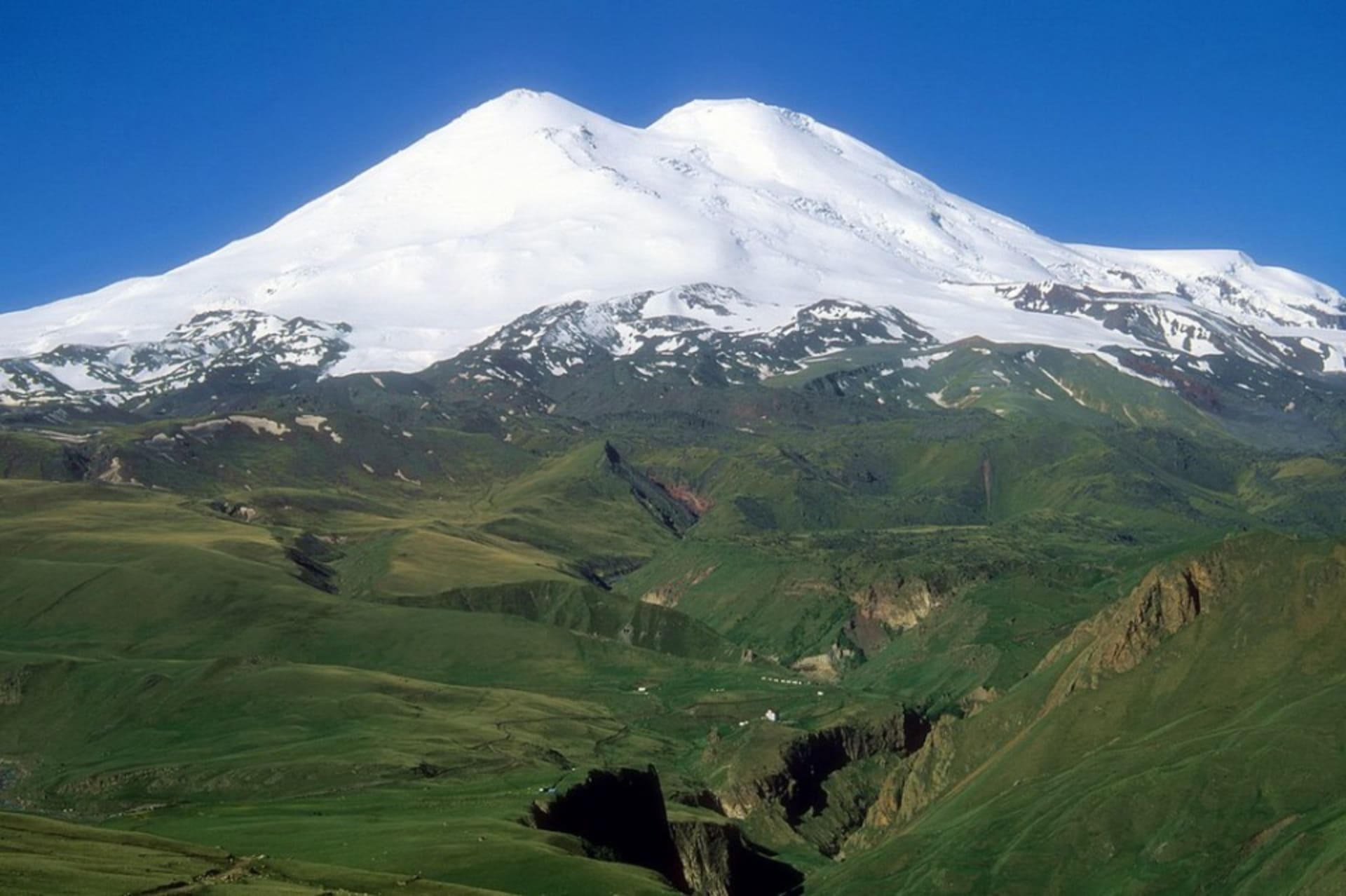 Elbrus se svými dvěma vrcholy