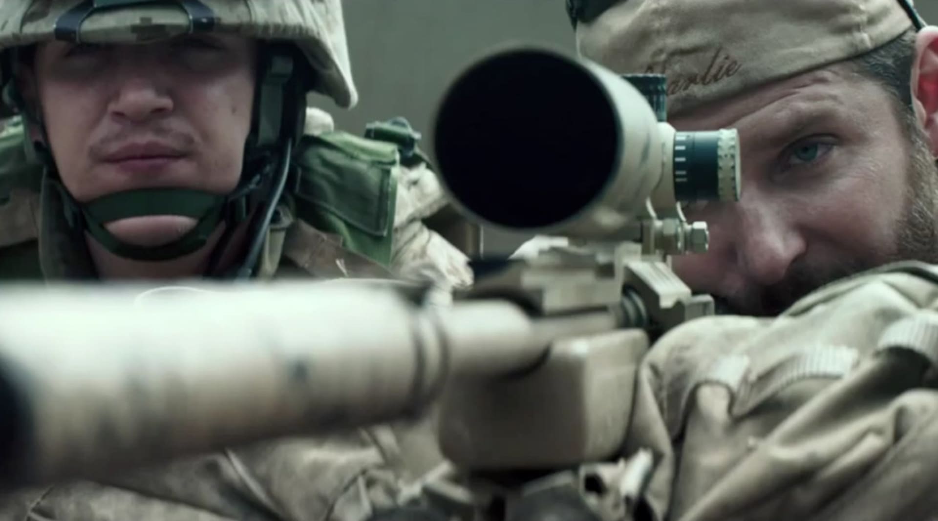 Bradley Cooper jako "americký sniper" Chris Kyle.