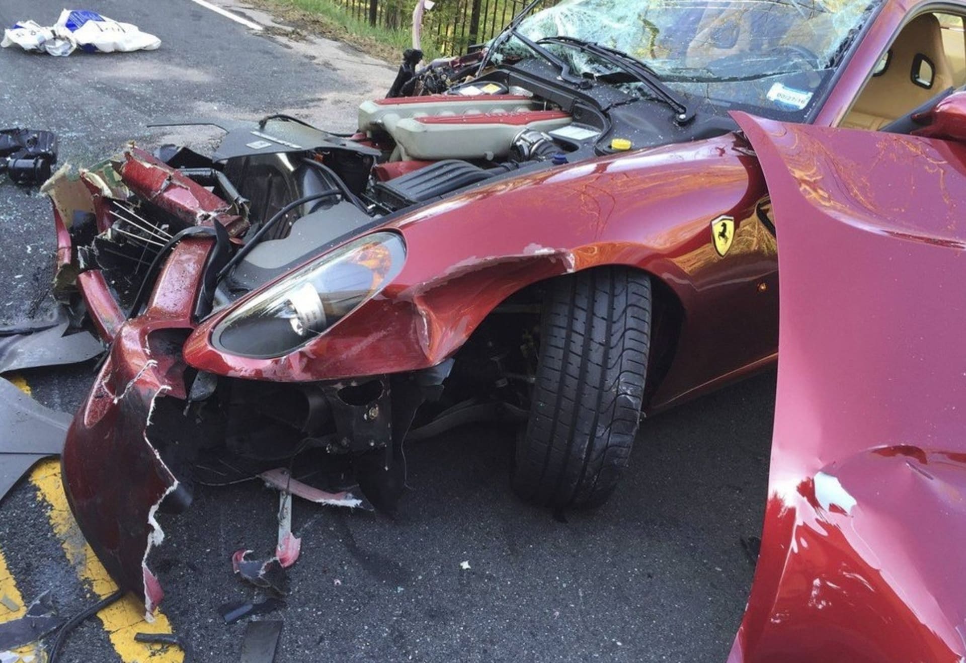 Český expremiér zdemoloval v USA své Ferrari a několik aut