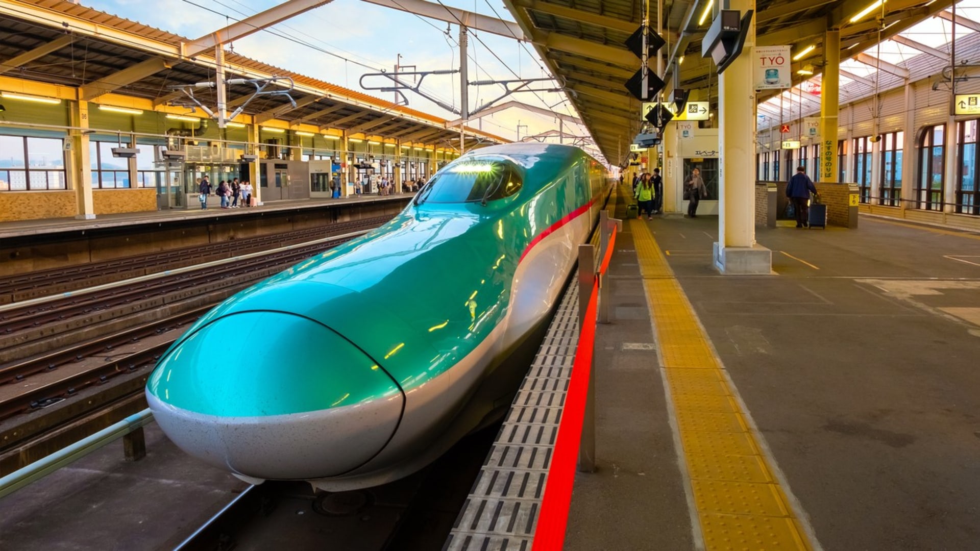 Japonský vlak Šinkansen třídy E5 momentálně jezdí maximální rychlostí 320km/h
