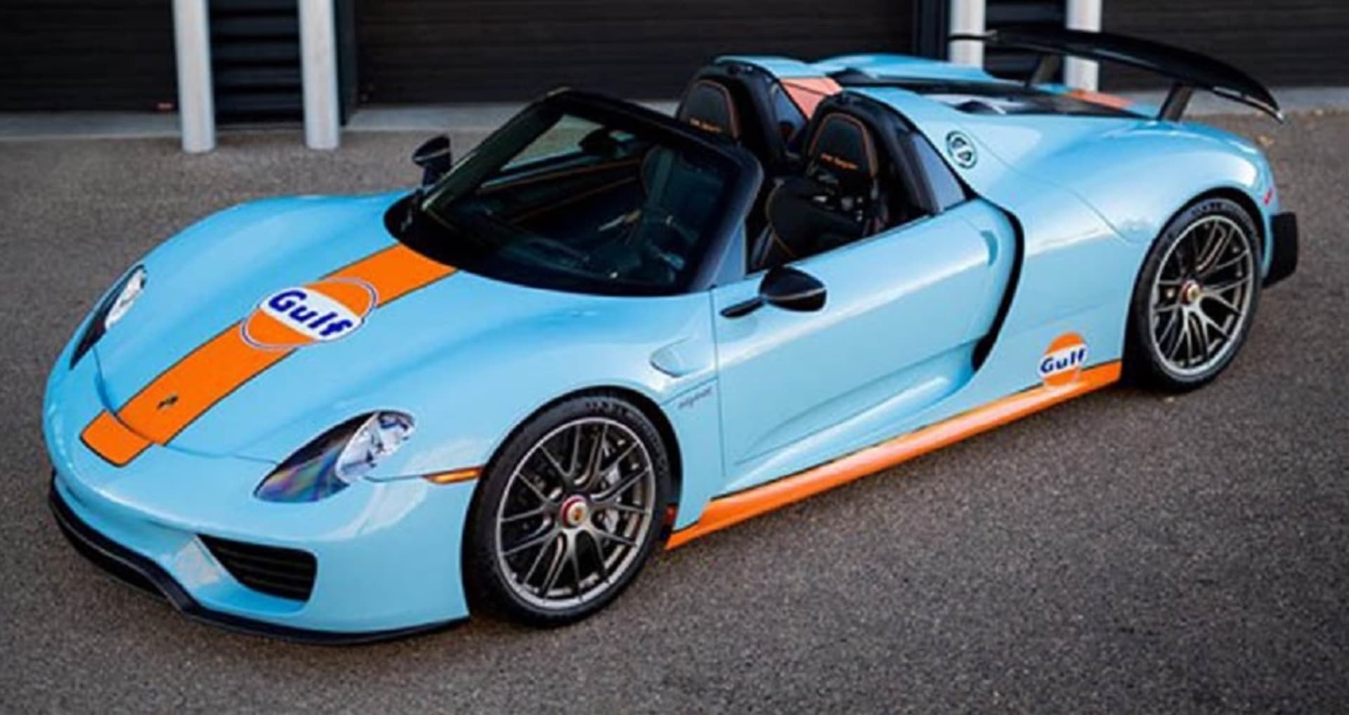 Oranžová s modrou je symbolem závodní historie Porsche.