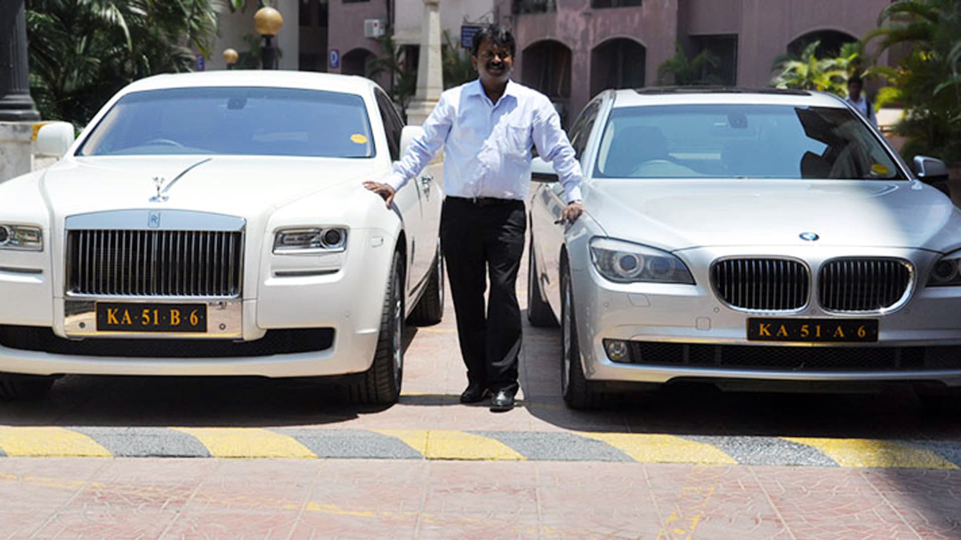 Ramesh Babu se dvěma svými auty. Má jich ale mnohem víc...