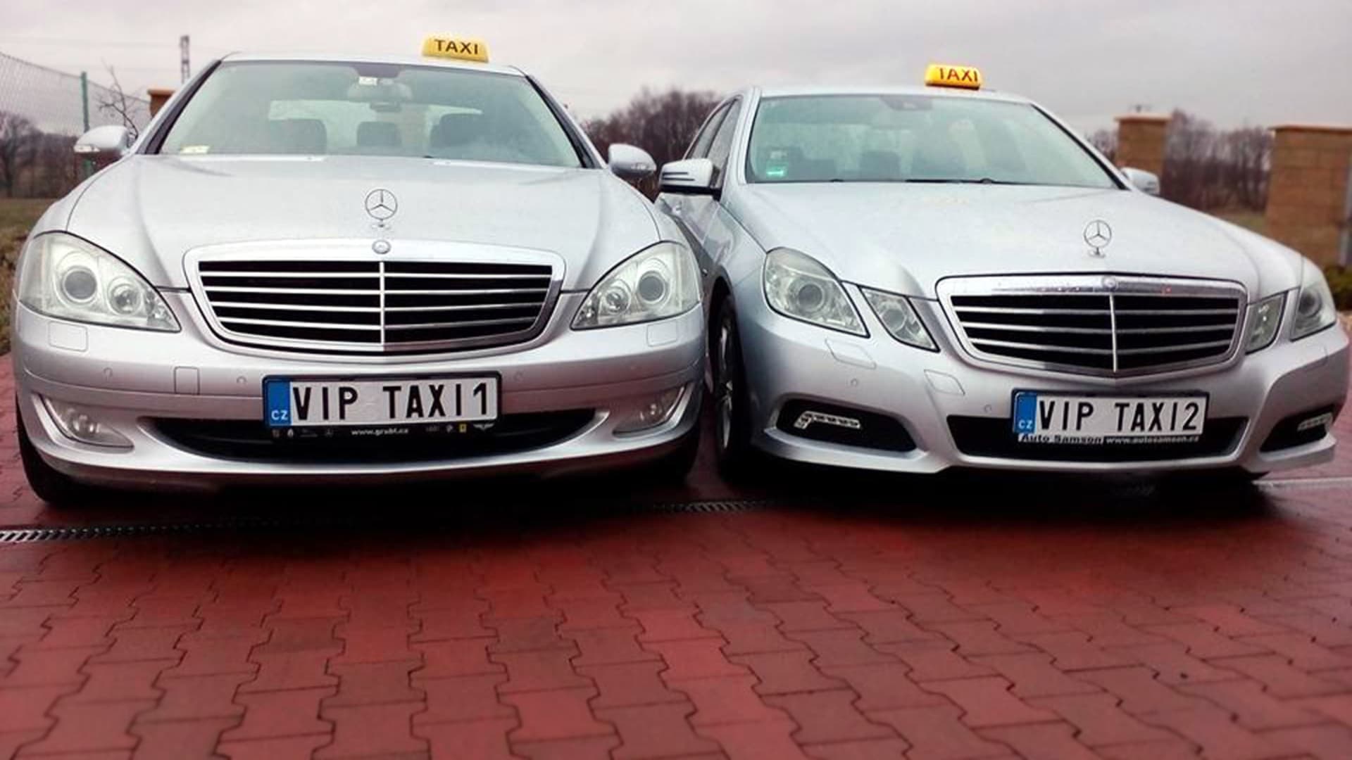 Luxusní taxíky se chlubily registračními značkami na přání.