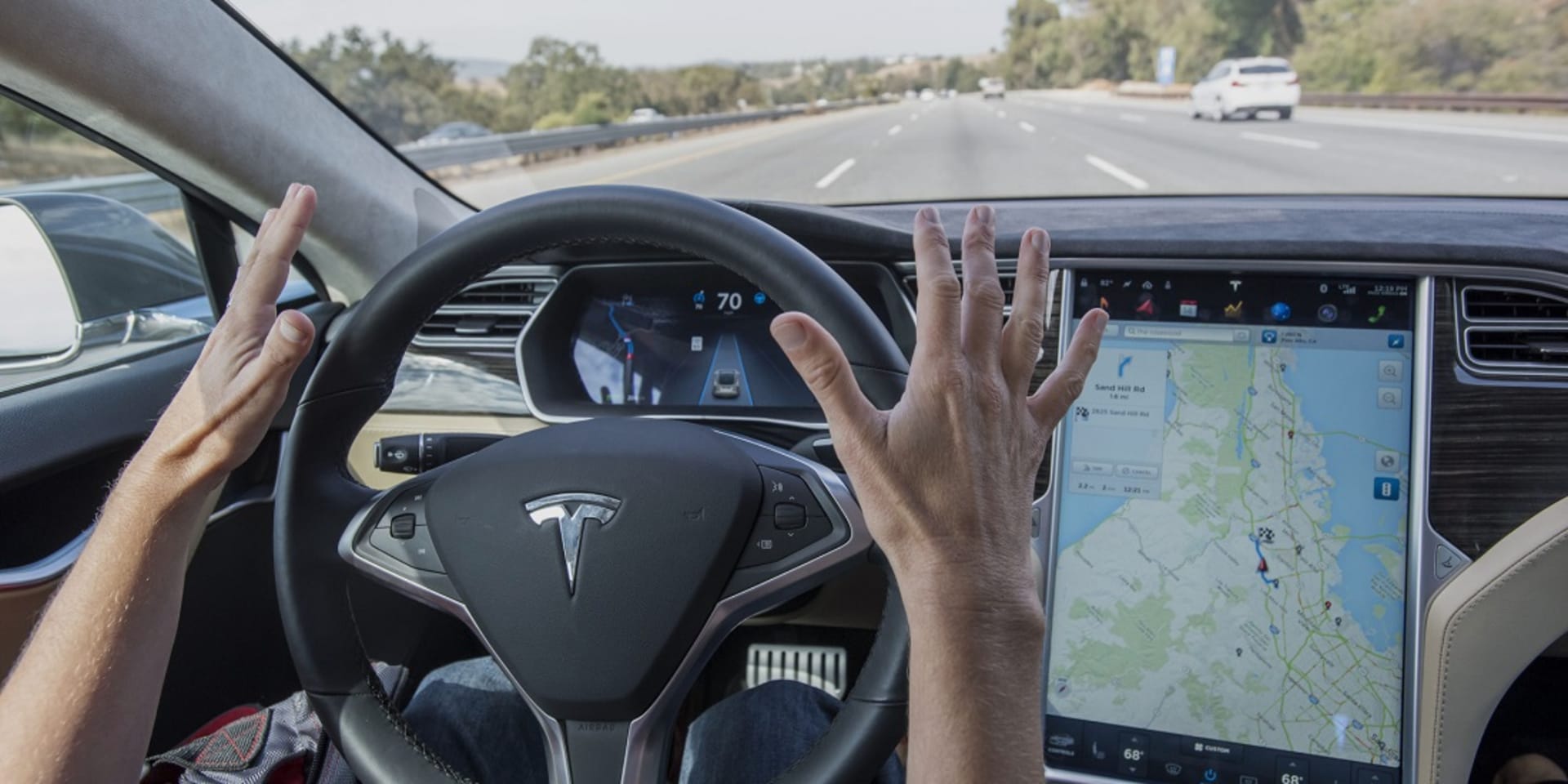 Tesla kvůli smrti řidiče upraví autopilota