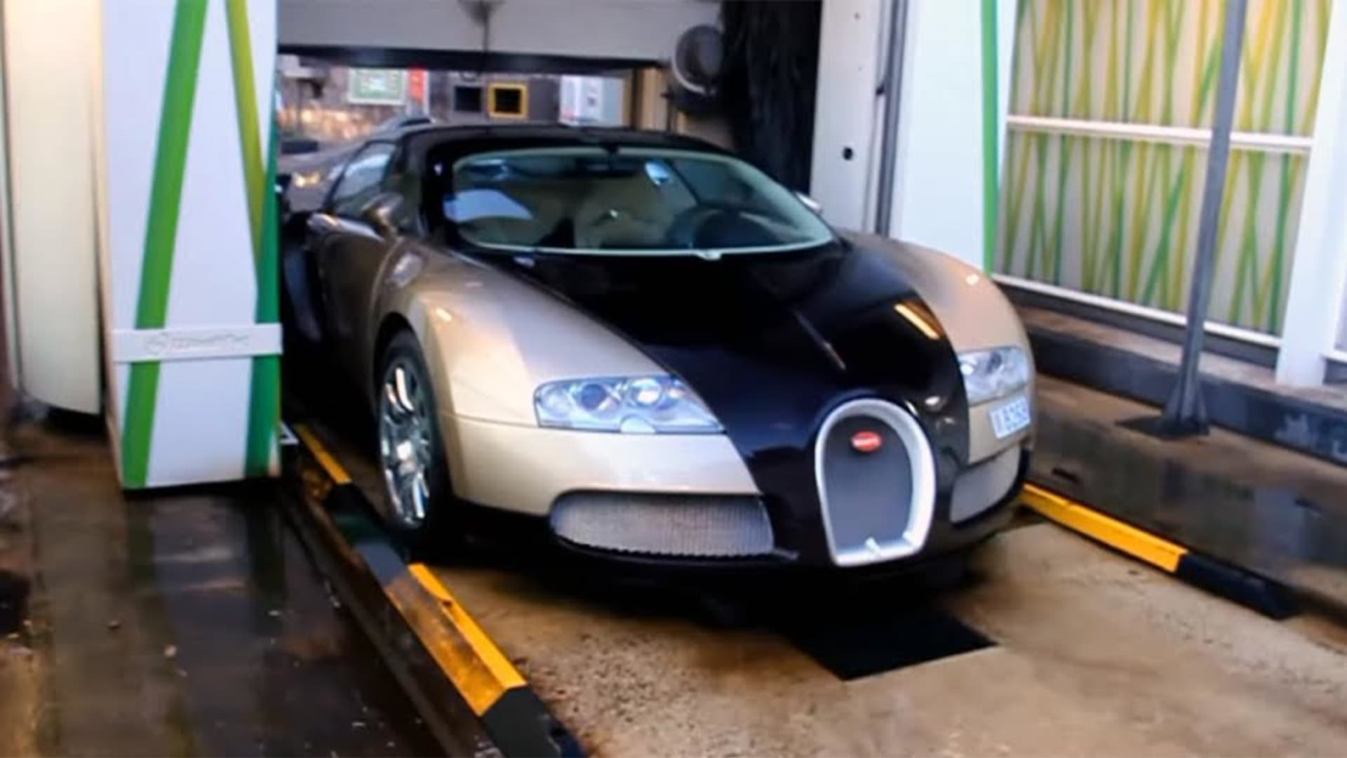 Bugatti Veyron v myčce za stovku