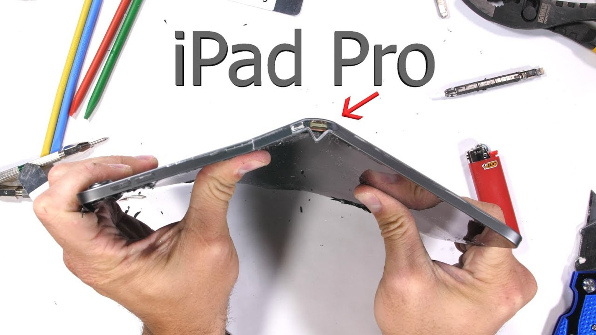 iPad Pro lze bez velké námahy ohnout a zničit