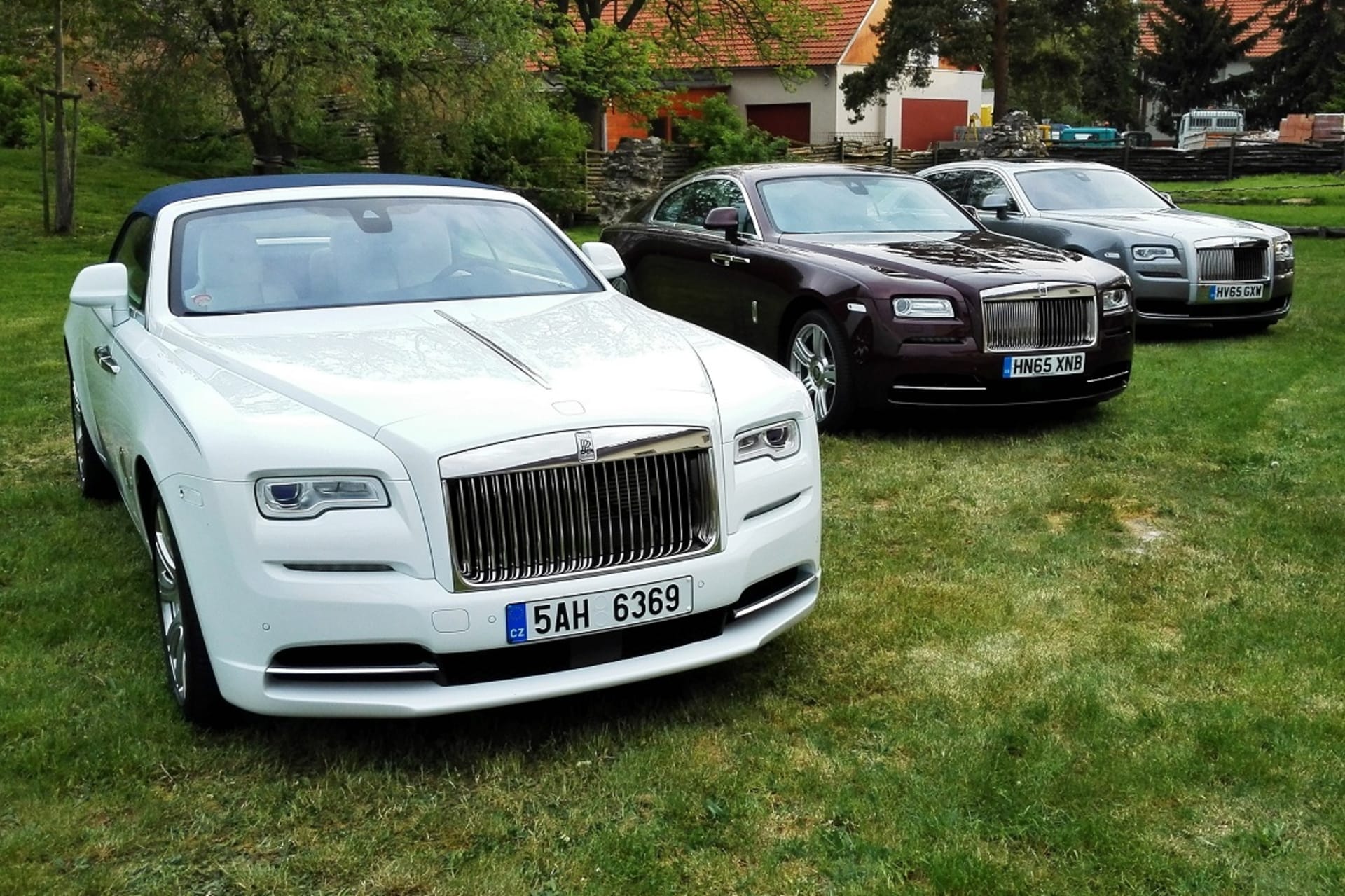 Rollsy a Bentley za desítky milionů se předvedly v Praze