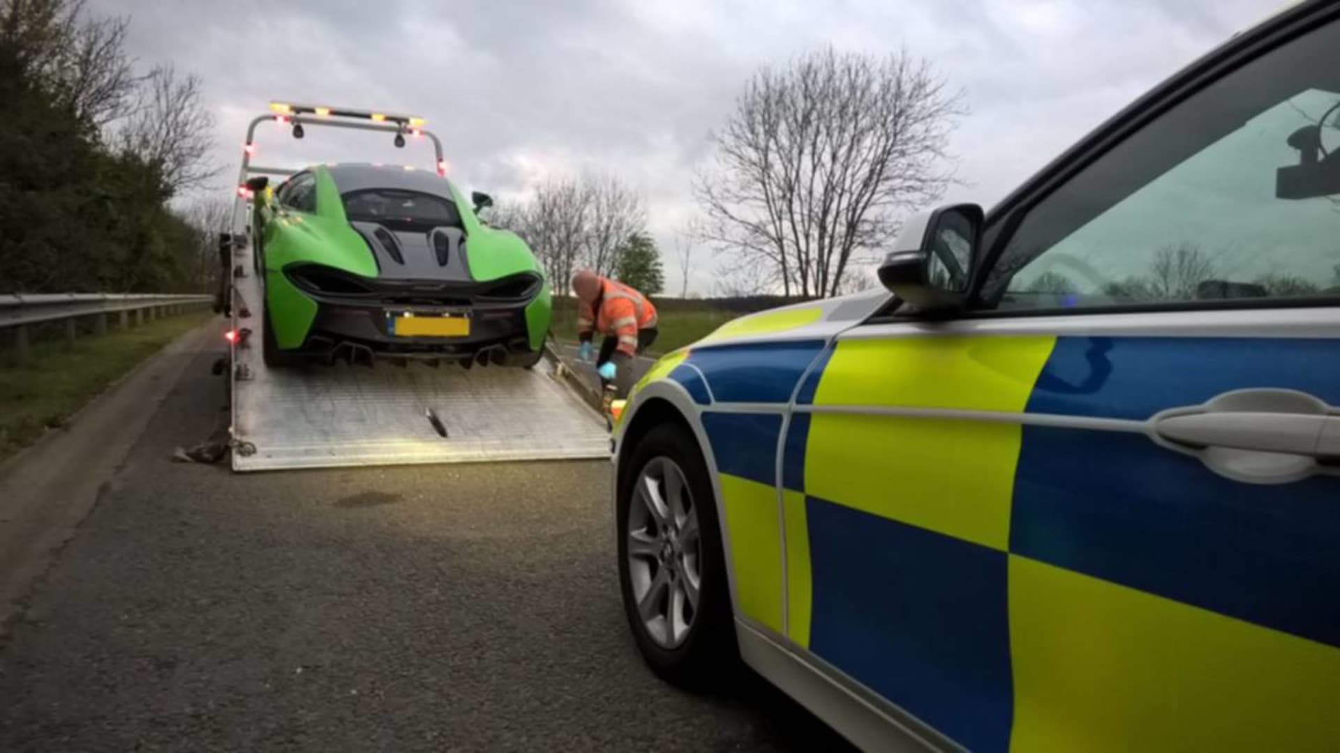 Britská policie bez milosti zabavuje auta. I supersporty z půjčovny