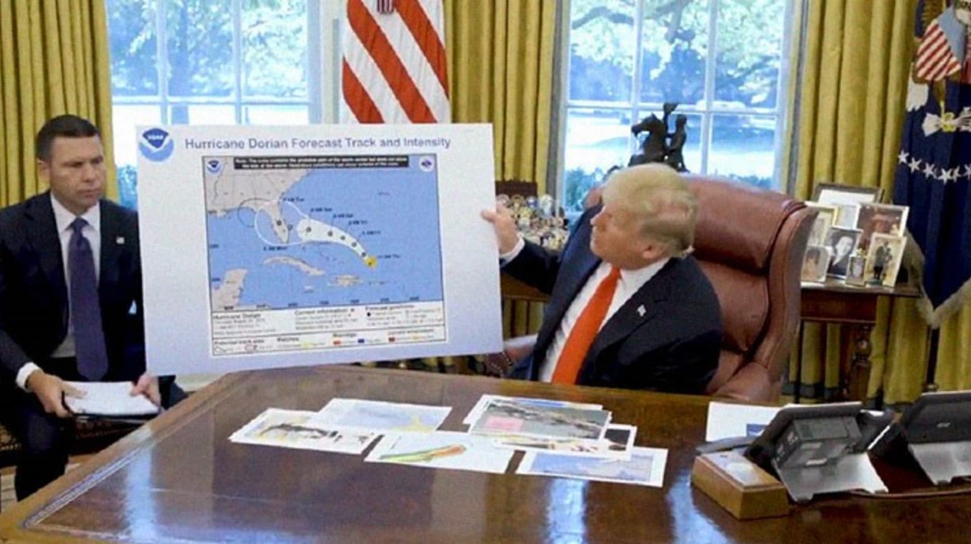 Trump při prezentaci fixou upravené trasy hurikánu Dorian