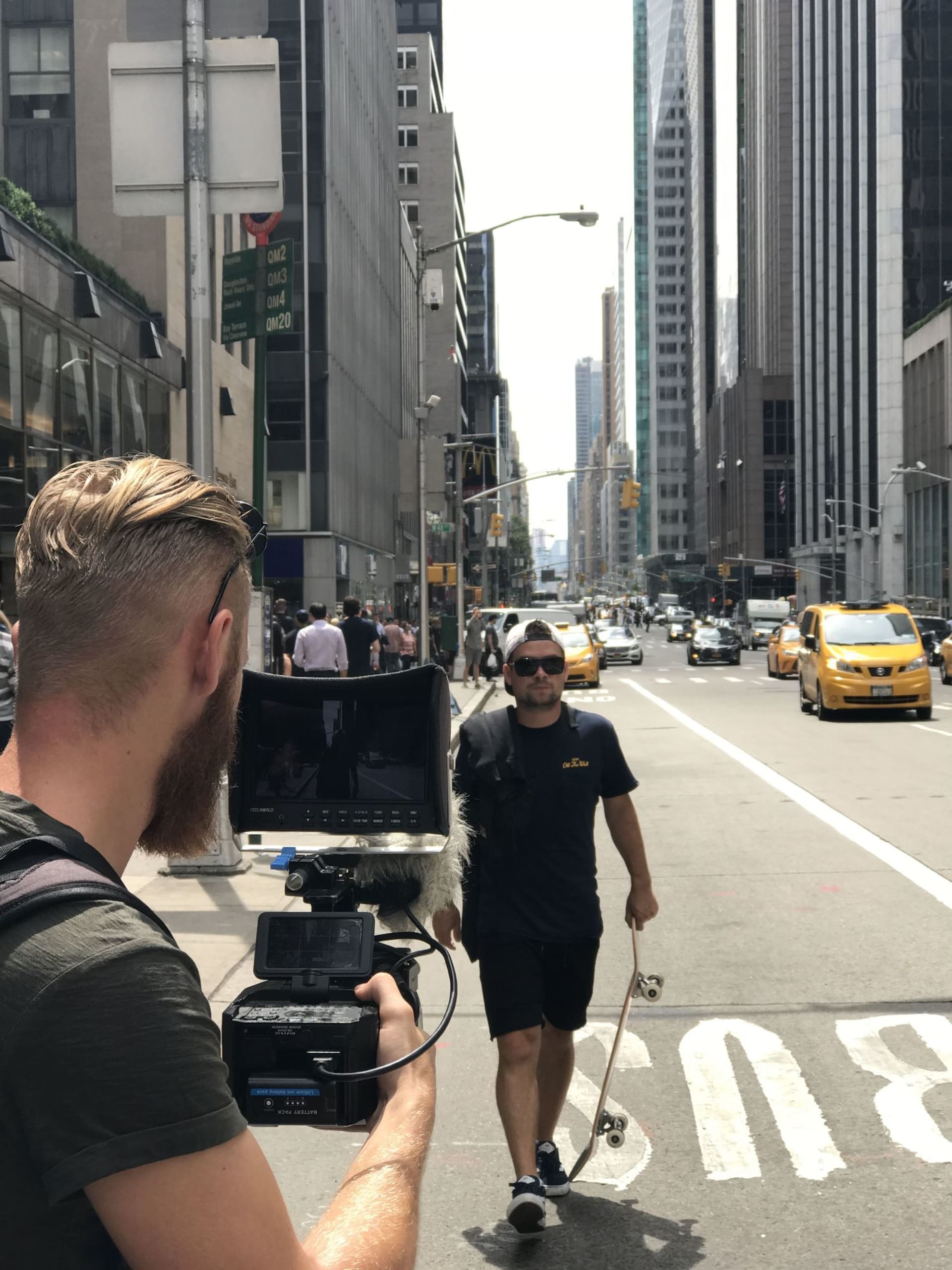 3... 2... 1... kamera jede. Adam a Honza při natáčení SkateTrippingu na Manhattanu