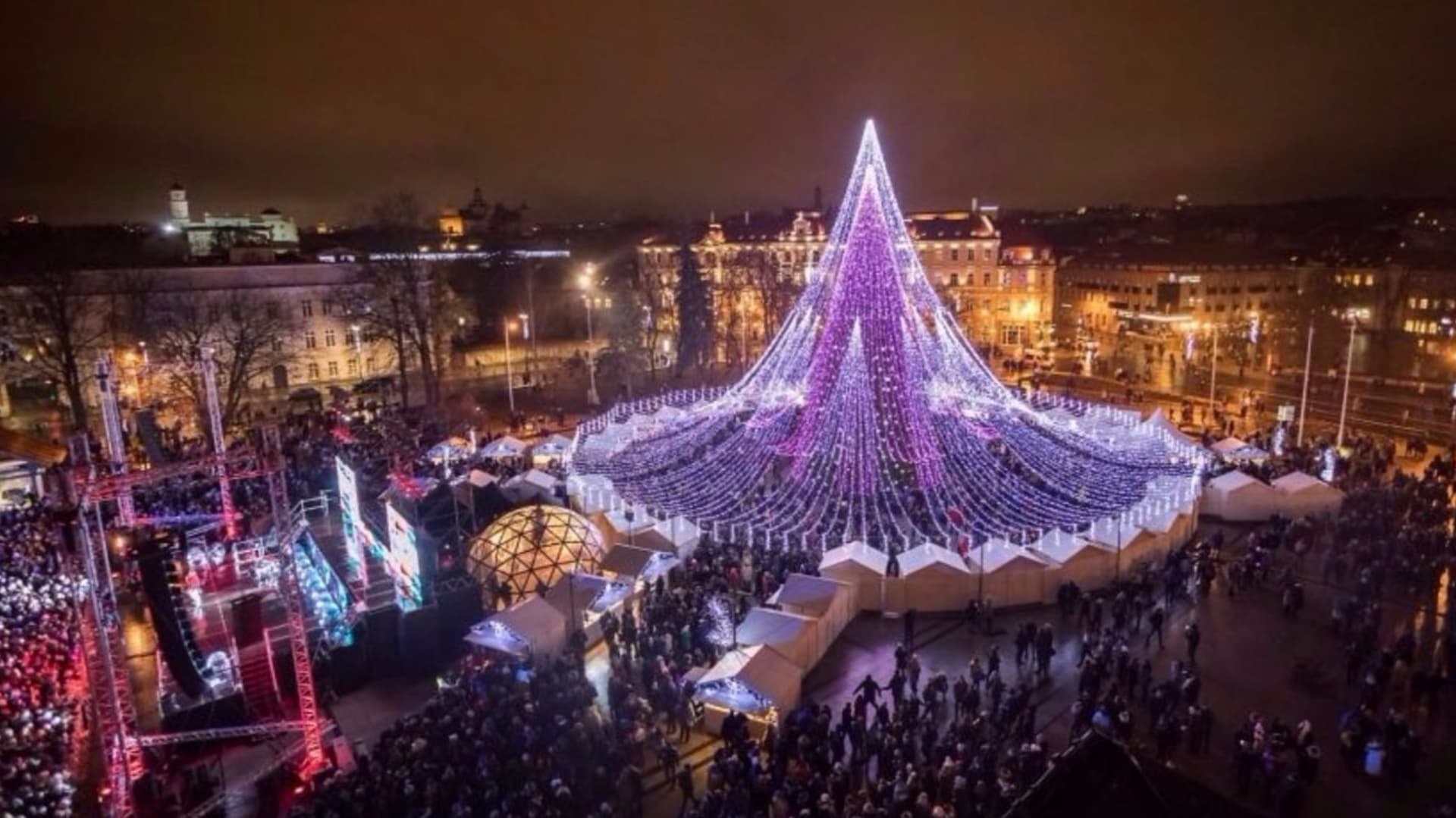 Úchvatný vánoční strom v litevském Vilniusu