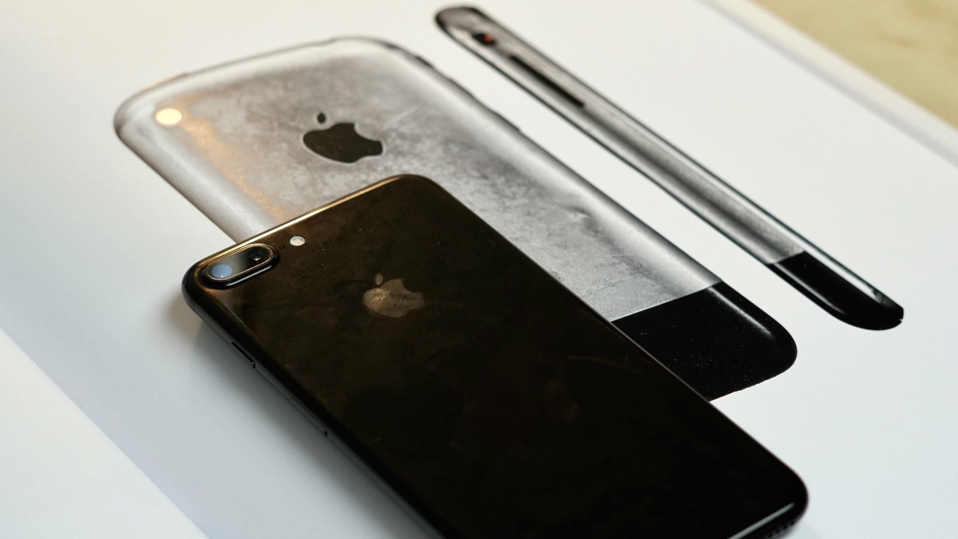iPhone 8 bude designově vycházet z vůbec prvního telefonu od Apple.