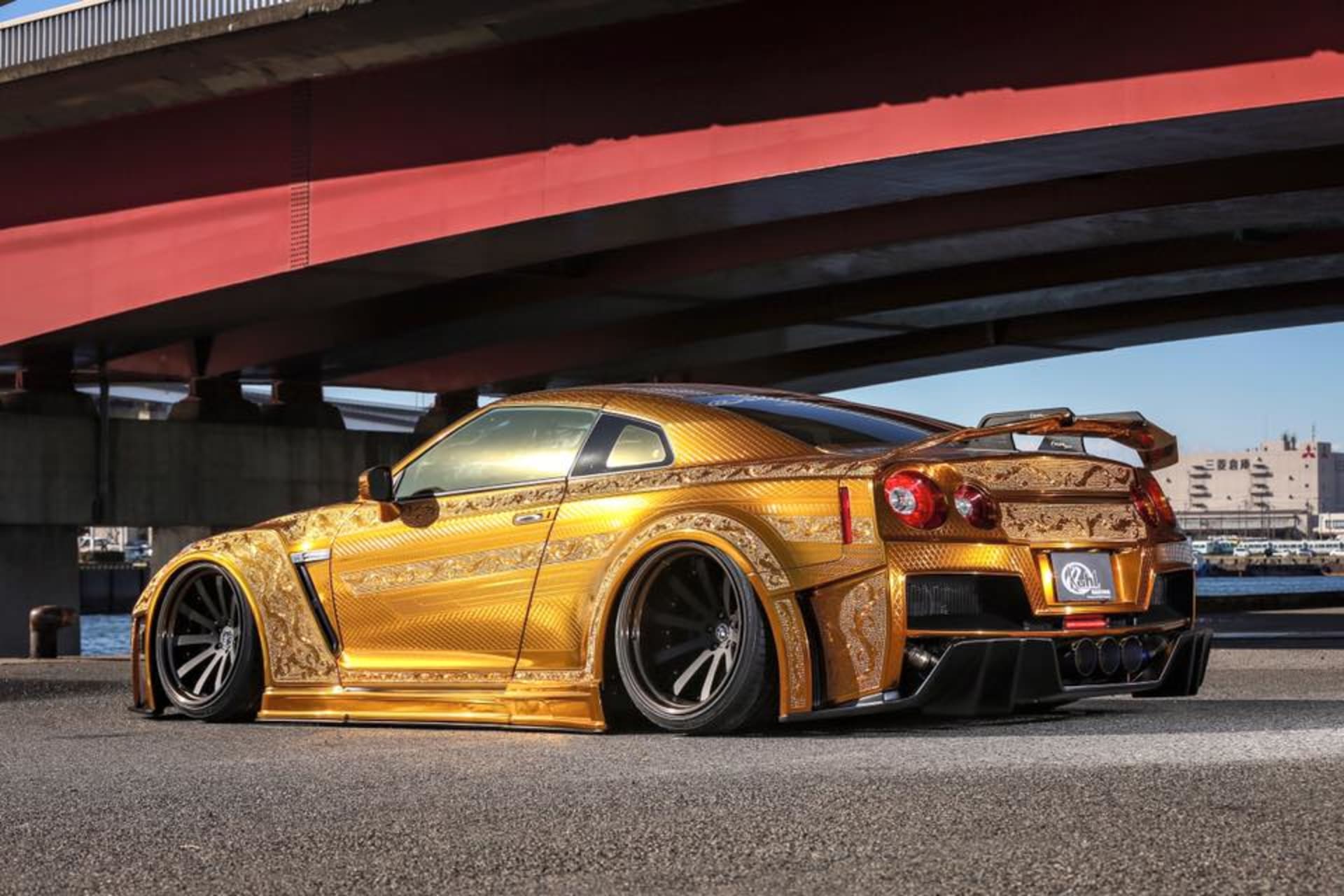 Zlatý Nissan GT-R je neskutečný pojízdný šperk