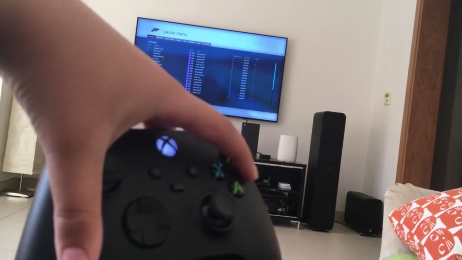Ovladač Xboxu Series X se některým hráčům nečekaně odpojuje