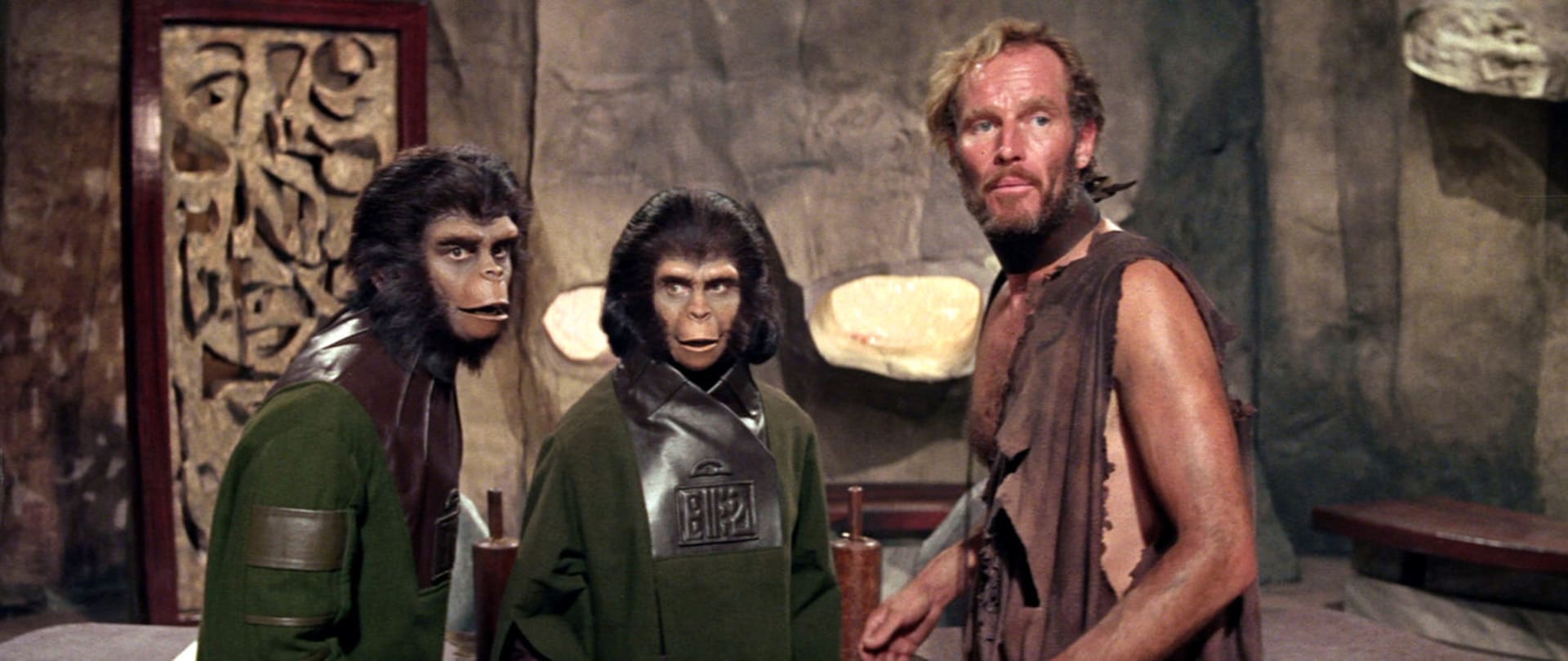 Navíc by intouš vedle opic mohl vypadat lépe než chlupáči. To se u Hestona nepoštěstí.