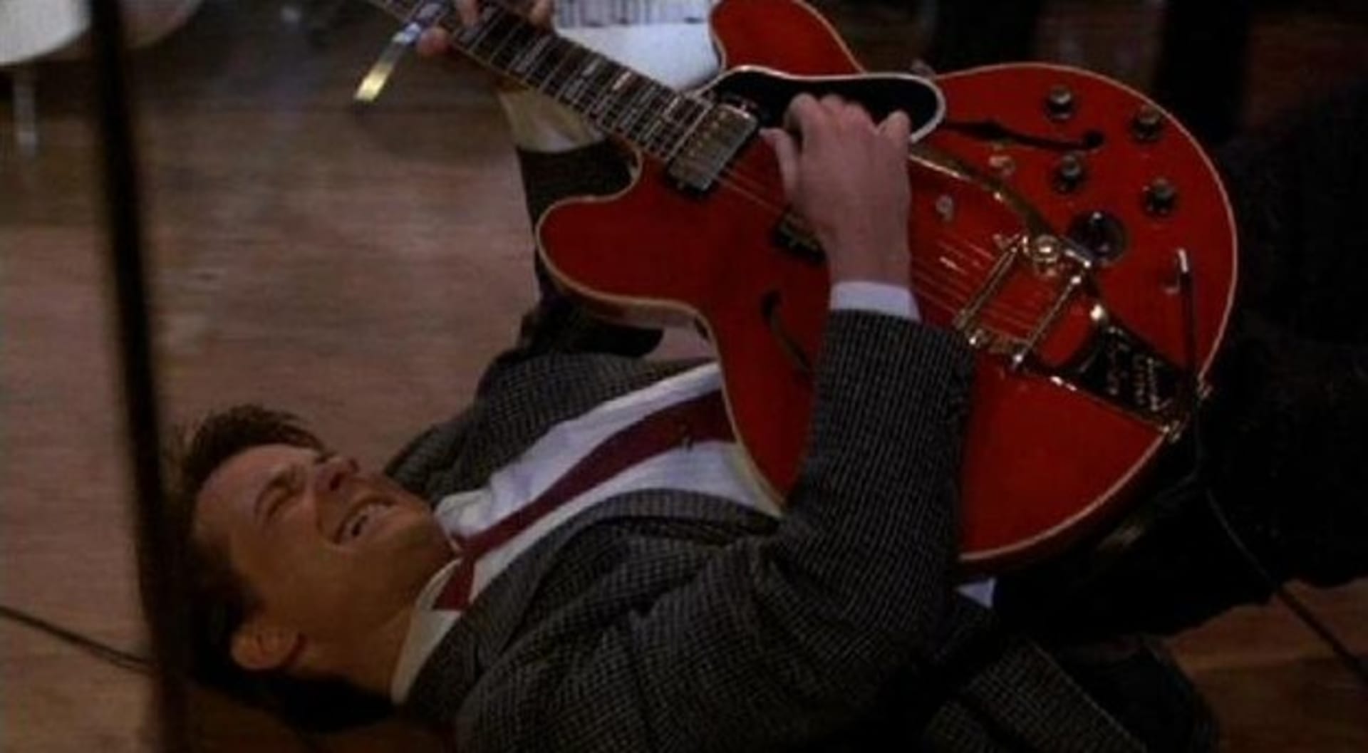 Návrat do budoucnosti (1985) - V téhle scéně je Marty ve filmu v roce 1955. Což je divné, protože kytara, kterou drží v rukou, debutovala až v roce 1959.
