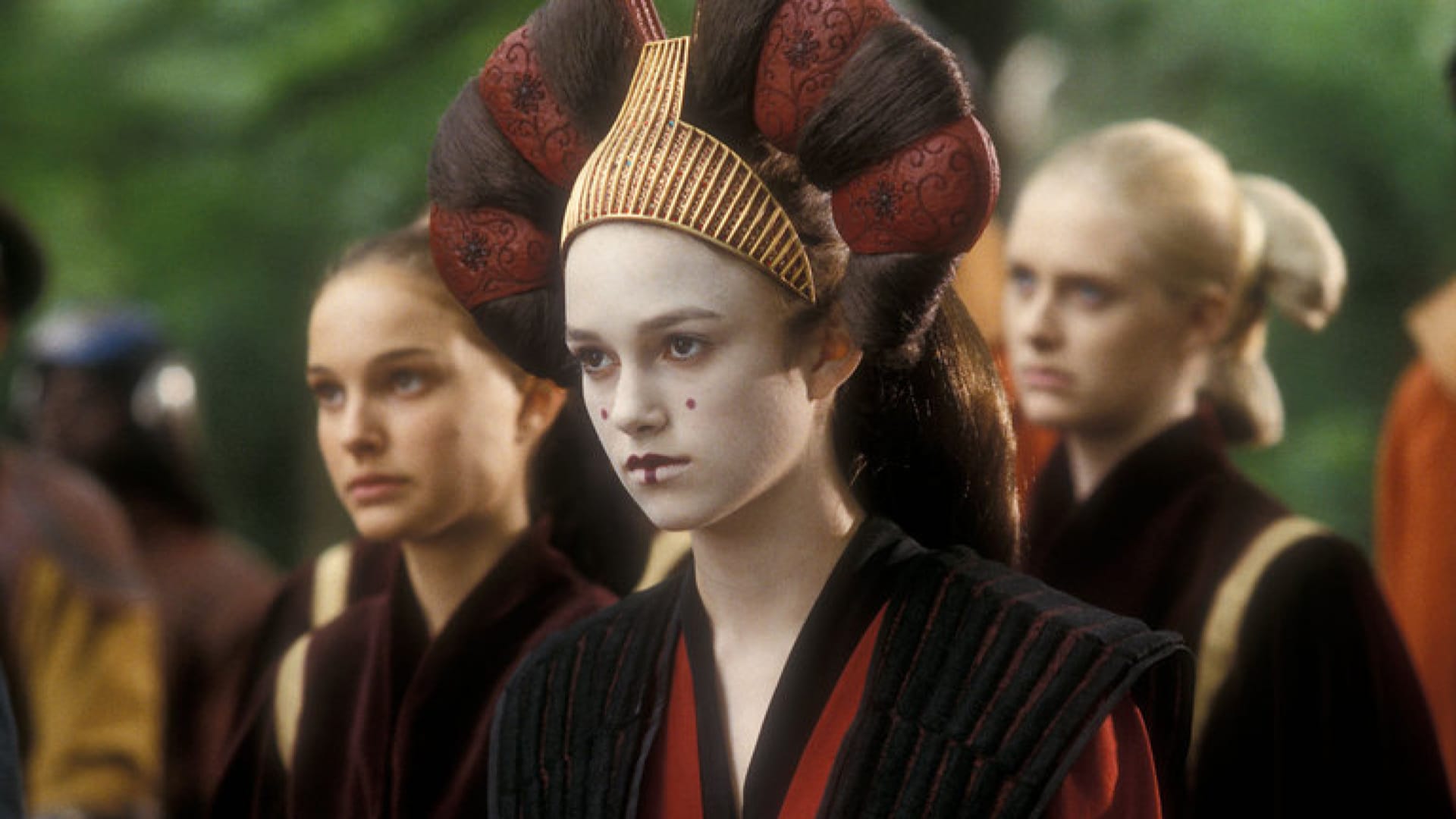 Natalie Portman jako Padmé (vlevo) a Keira Knightley jako Sabé v převleku za královnu (uprostřed)