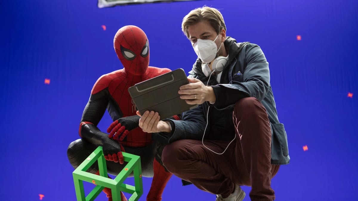 Režisér Jon Watts při natáčení snímku Spider-Man: Bez domova