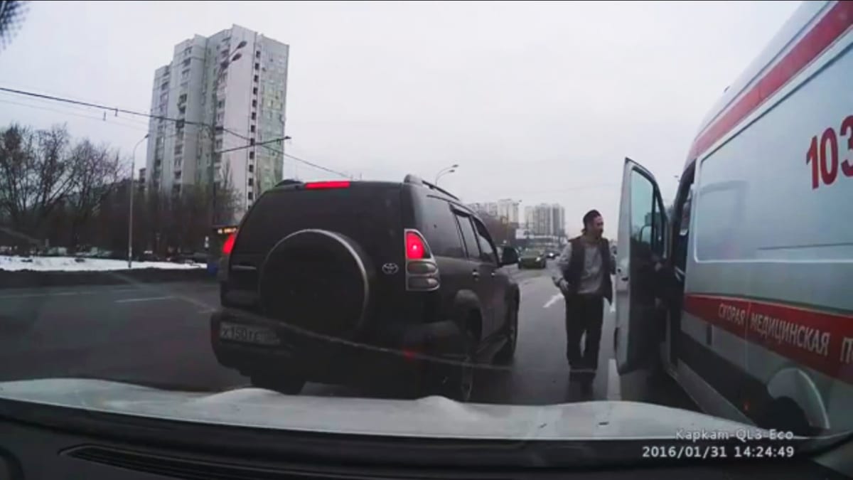Ruský taxikář vybrzdil sanitku.