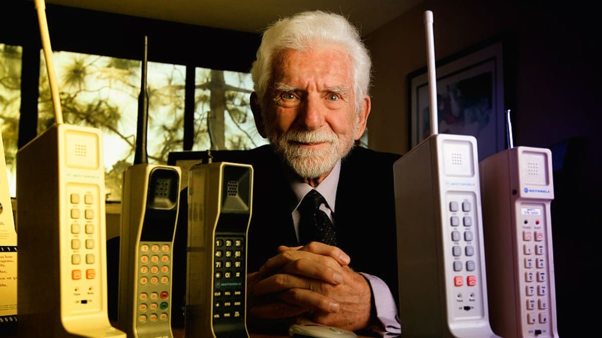 Vynálezce Martin Cooper s různými verzemi prvního mobilního telefonu Motorola DynaTAC