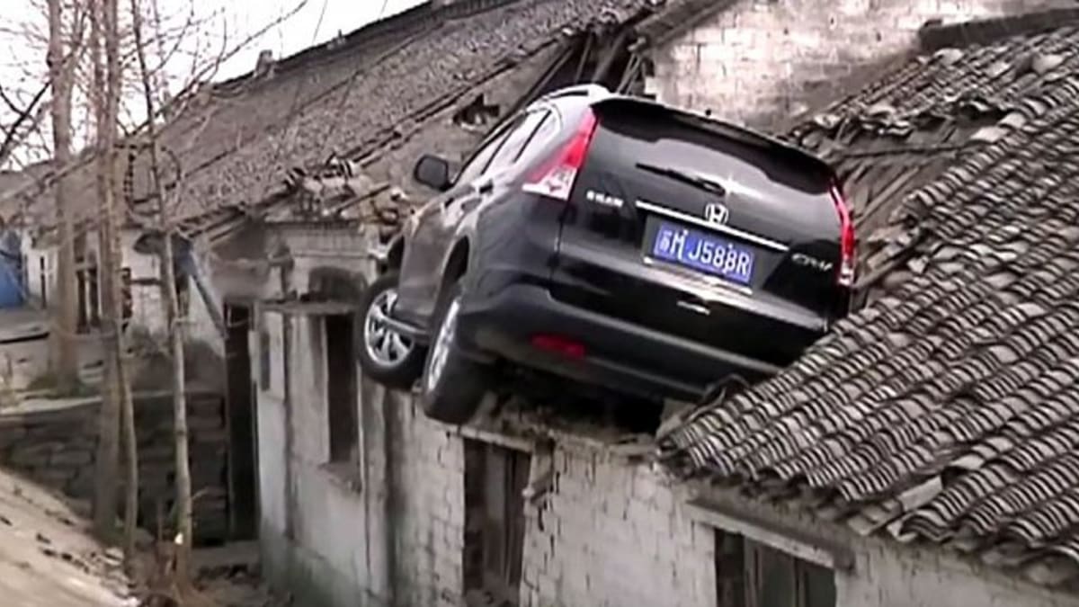 Řidič si spletl pedály a zaparkoval na střeše