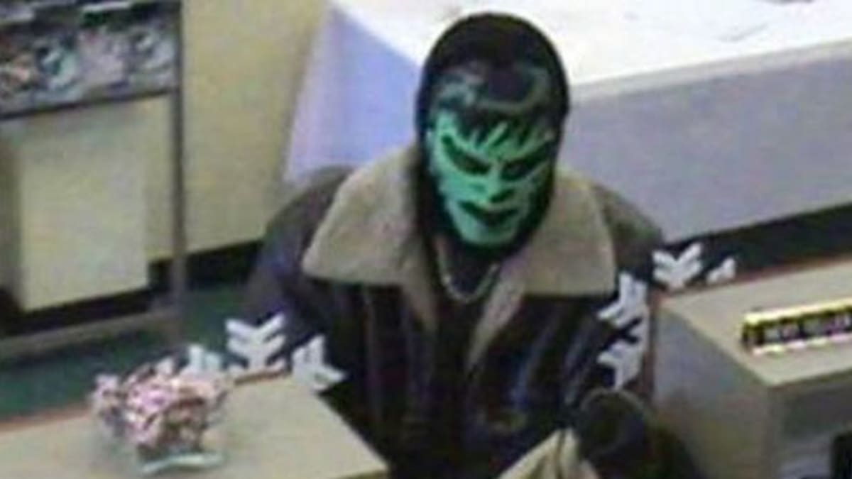 Pistolí ozbrojený zloděj na záběrech přepadení newyorské banky.