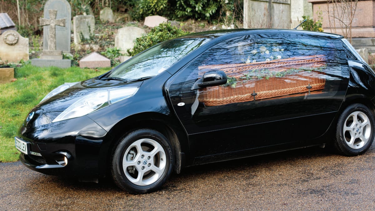 Nissan Leaf jako pohřební vůz.