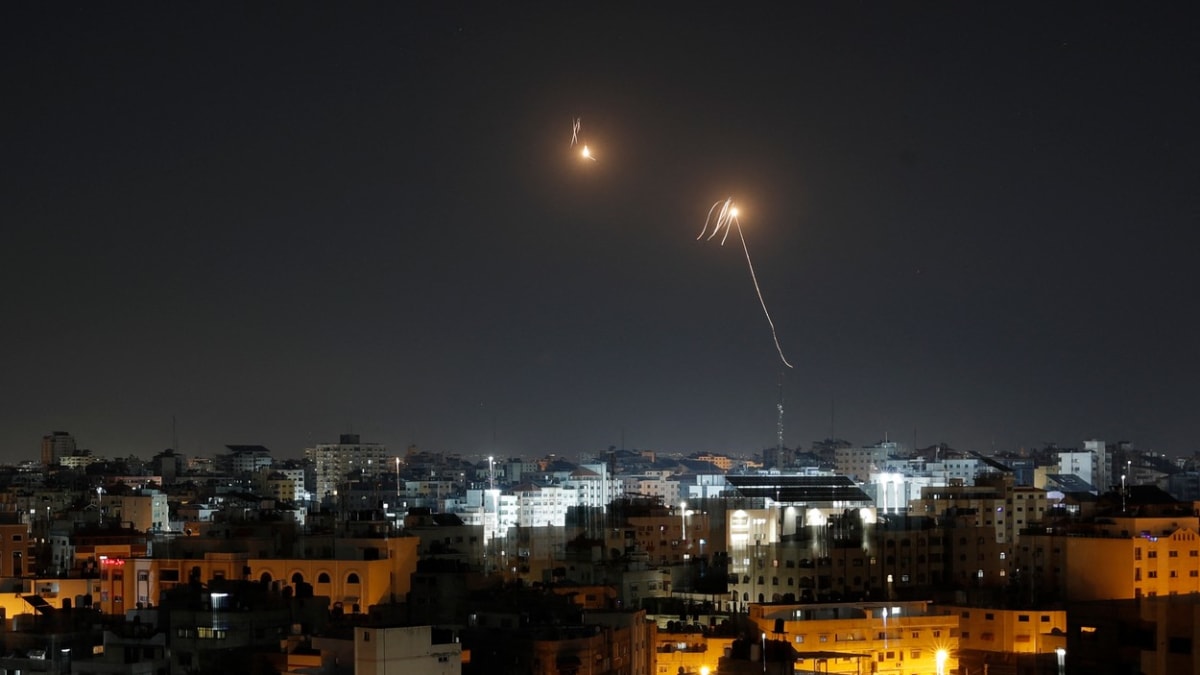Po leteckých úderech v Pásmu Gazy dopadají rakety i na Libanon.
