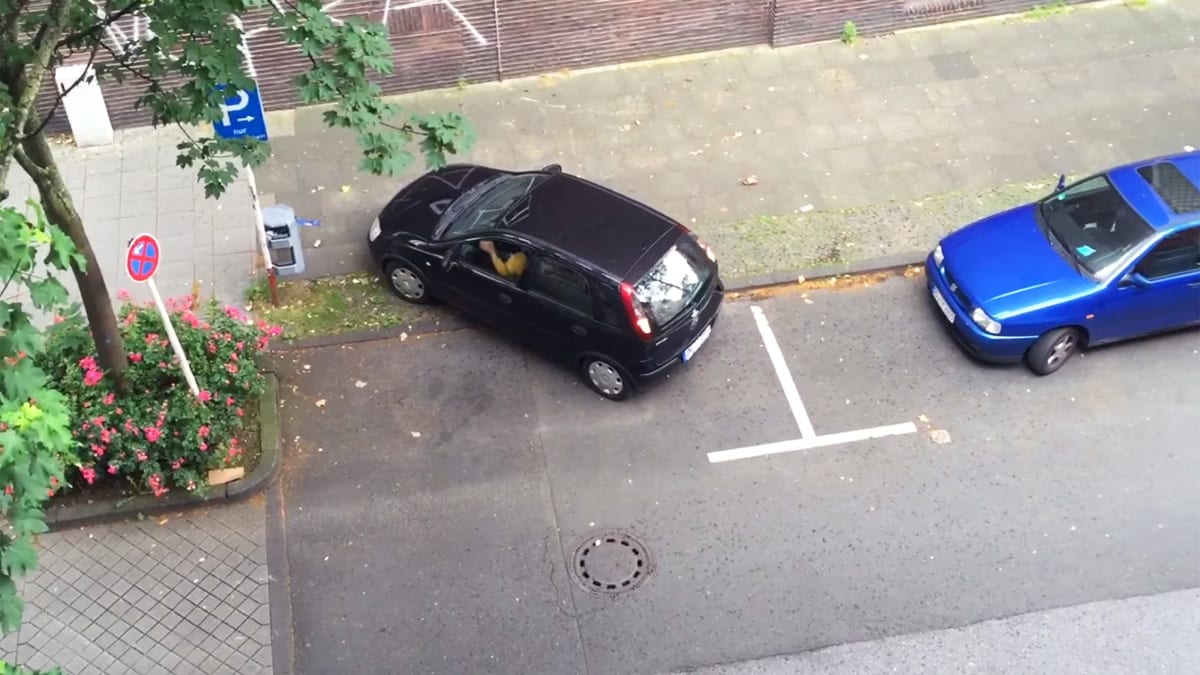 Podélné parkování může být tragédie a komedie zároveň.