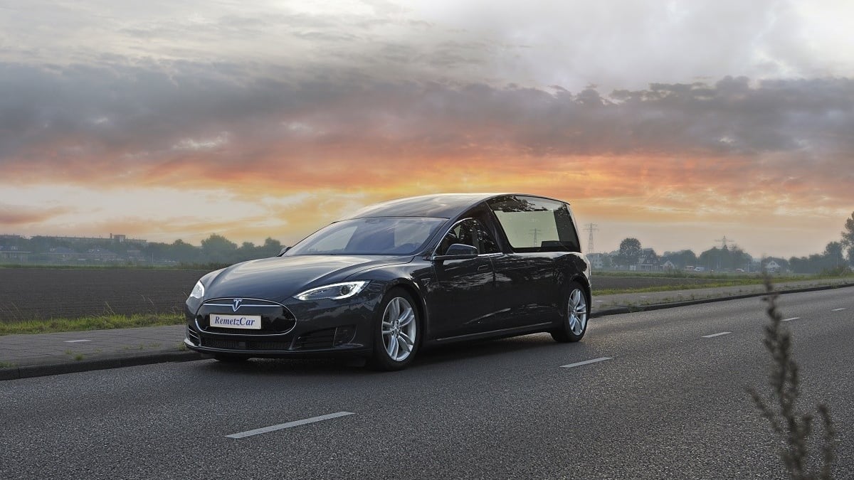 Tesla Model S jako pohřební vůz