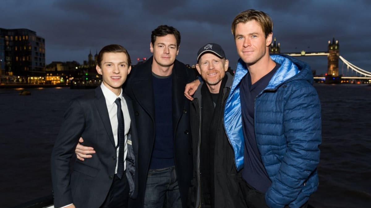 Úplně vlevo je Tom "Spider-Man" Holland, úplně vpravo Chris "Thor" Hemsworth