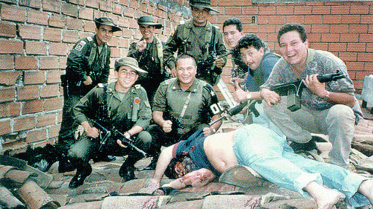 Členové skutečného Search Blocu u Escobarova těla.