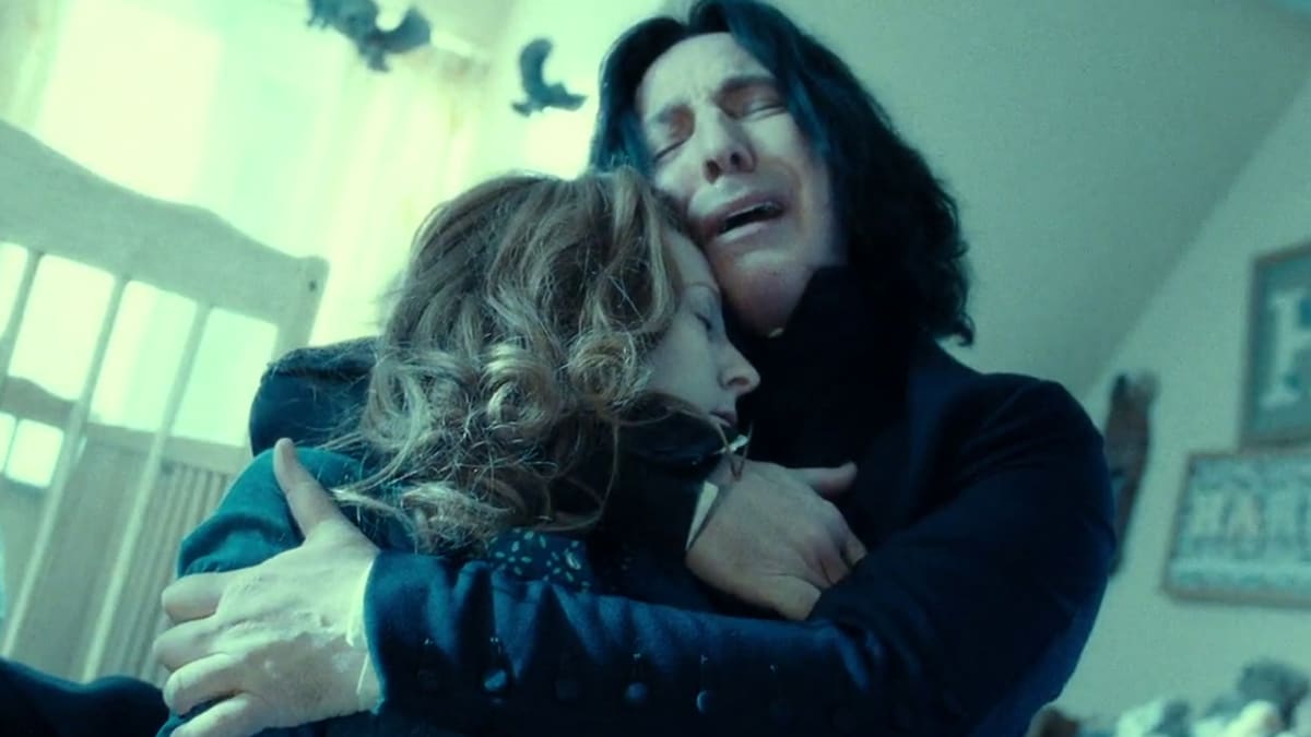 Snape objímá zavražděnou matku malého Harryho