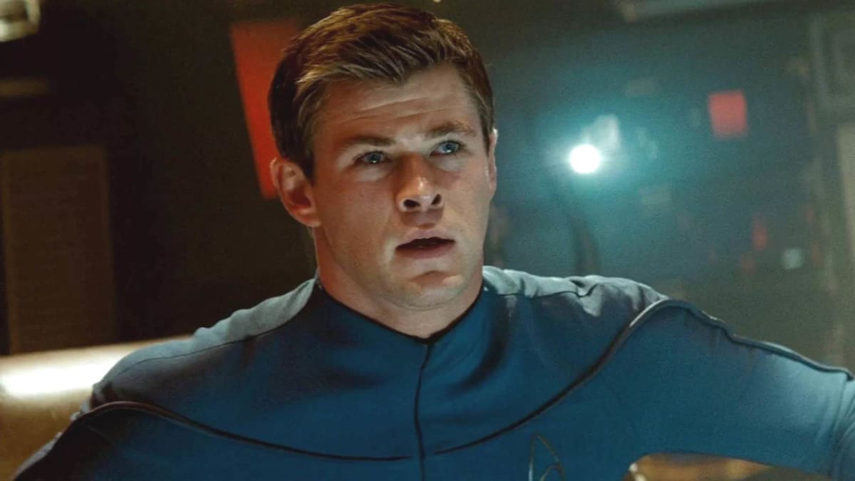 Chris Hemsworth jako George Kirk v Abramsově Star Treku