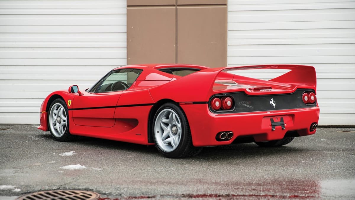 Ferrari F50 s pořadovým číslem 73 vlastnil boxer Mike Tyson.
