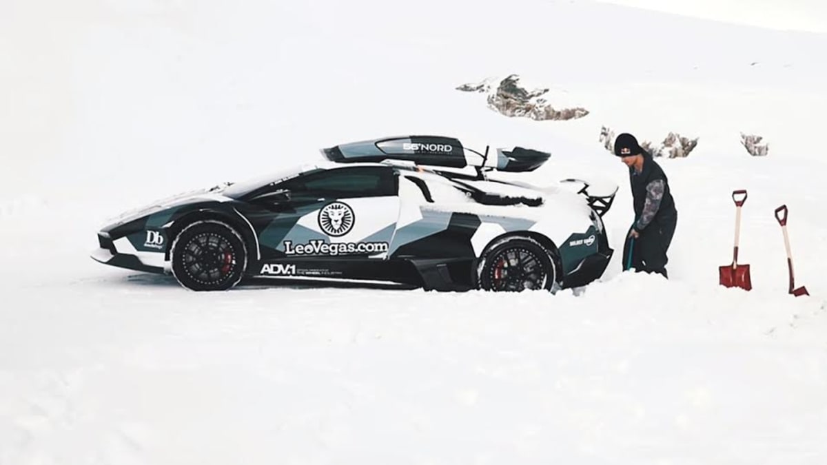 Slavný lyžař má Lamborghini do sněhu
