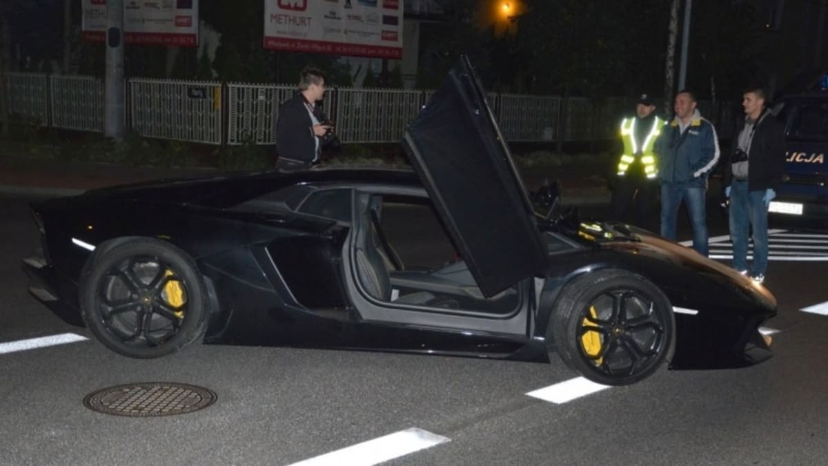 Záhada opuštěného Lamborghini. Uprostřed silnice se našel Aventador