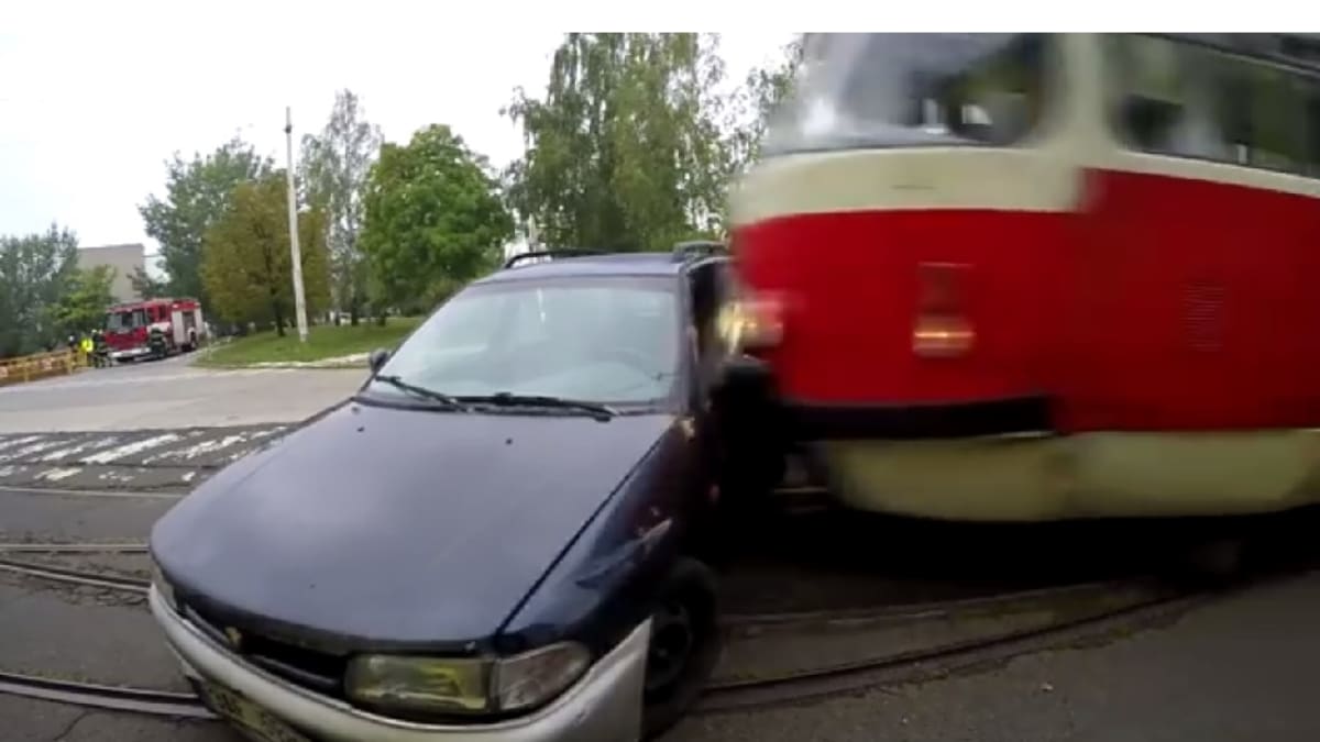 Takhle pražská tramvaj zdemoluje auto. Dávejte pozor!