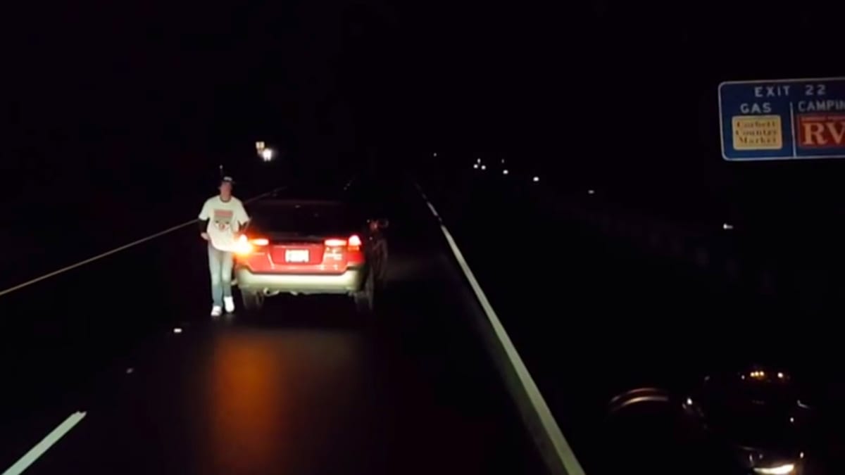 Opilý řidič si odskočil v pravém pruhu dálnice.