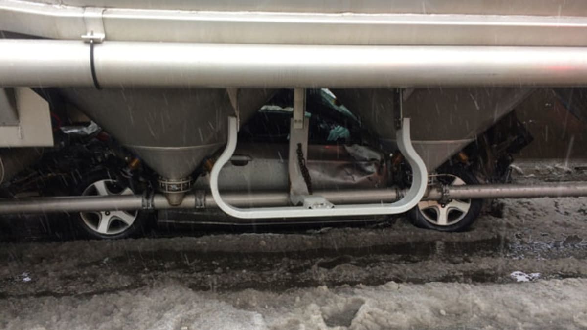 Honda Civic po nehodě zmizela pod cisternou