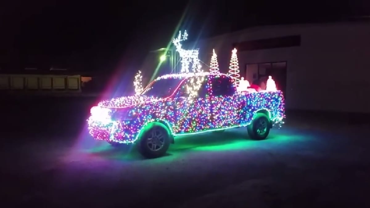 Absolutní vánoční šílenství. Na auto přidělal 14 tisíc světýlek