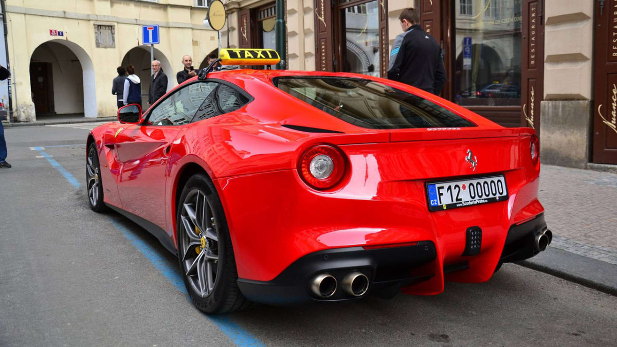 Na luxusním Ferrari nesmí chybět luxusní registrační značka.