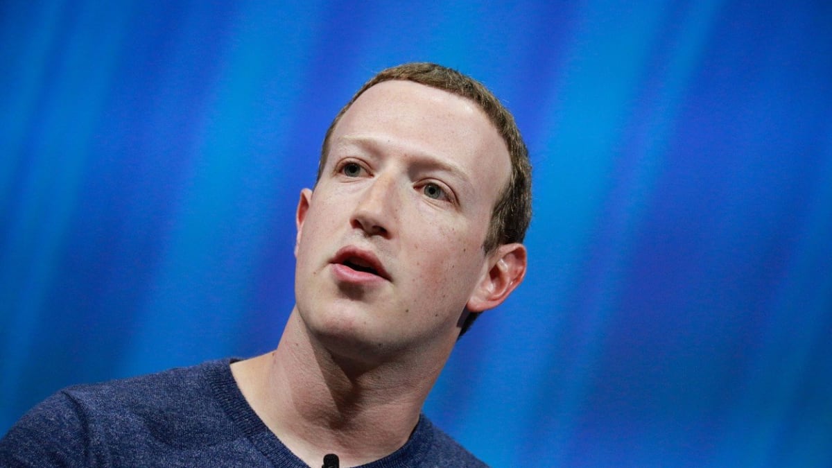 Mark Zuckerberg loni slíbil, že se Facebook zaměří na kontrolu šíření hoaxů a fake news