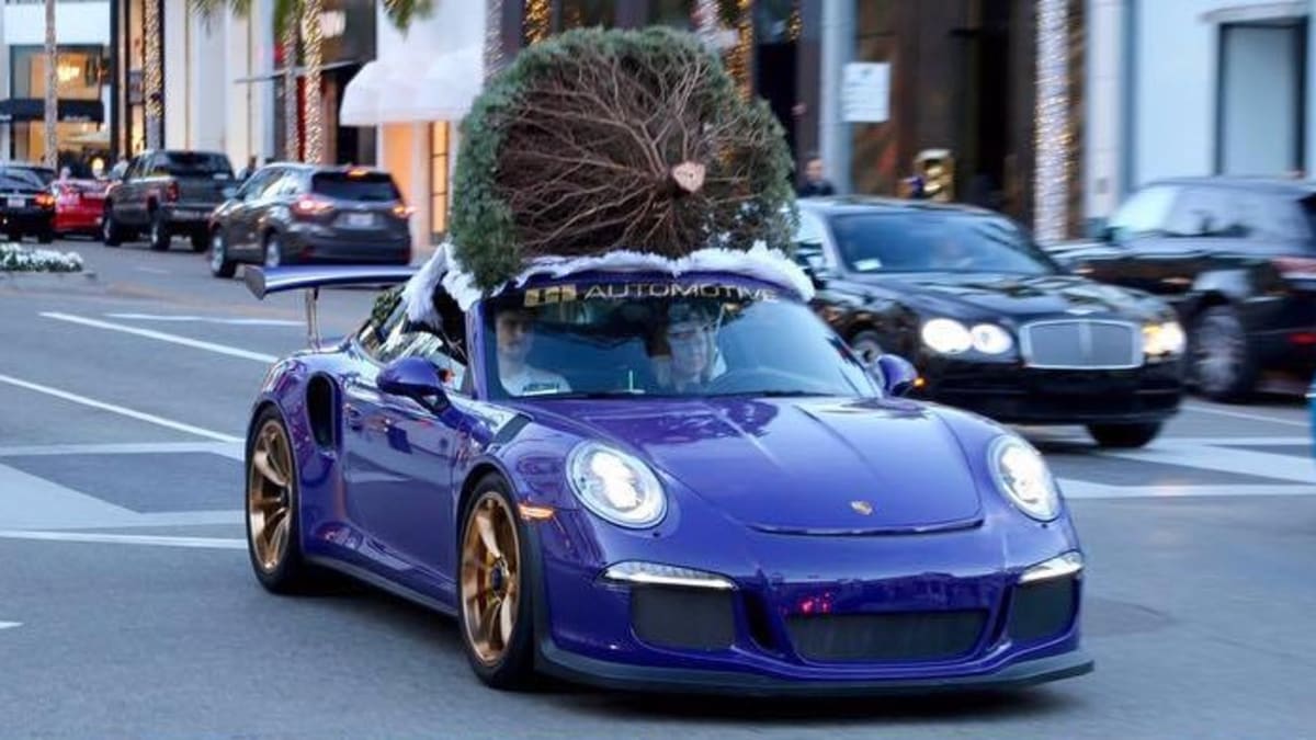 Vánoční nákupy ve stylu! Stromeček vezli v Porsche GT3