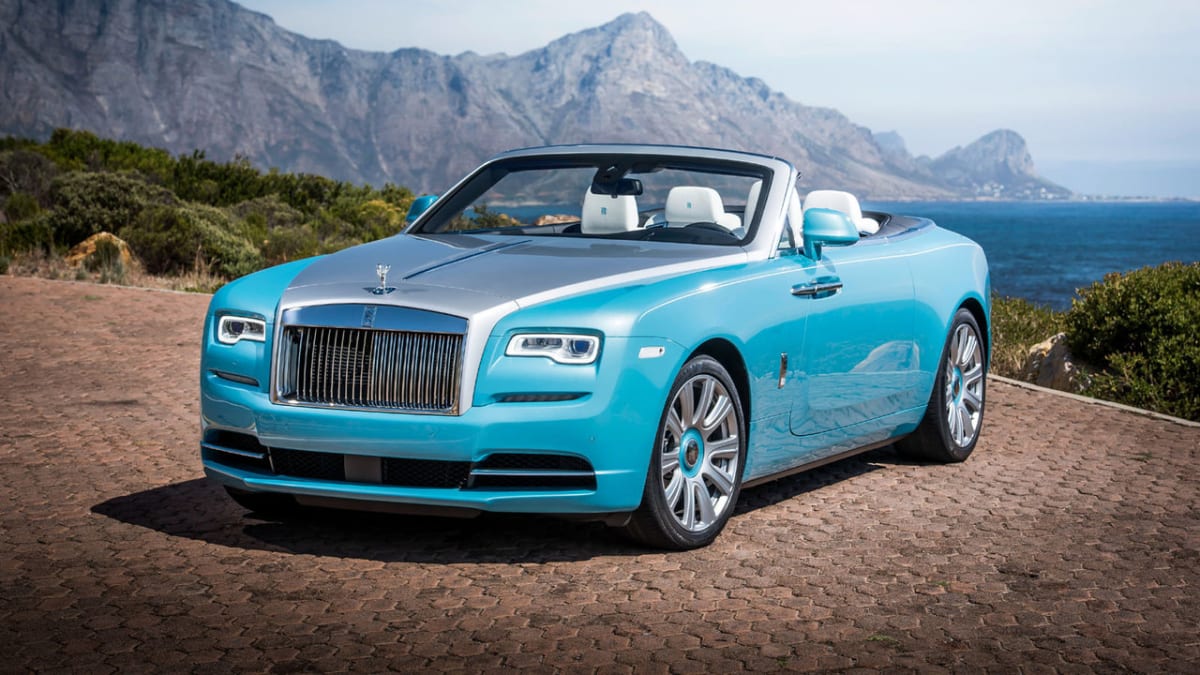 Rolls-Royce Dawn je i bez střechy pořádný kus auta.