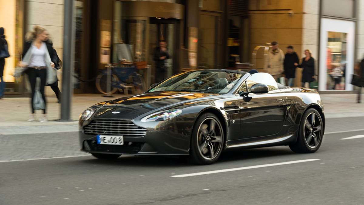 Luxusní Aston Martin V8 Vantage.