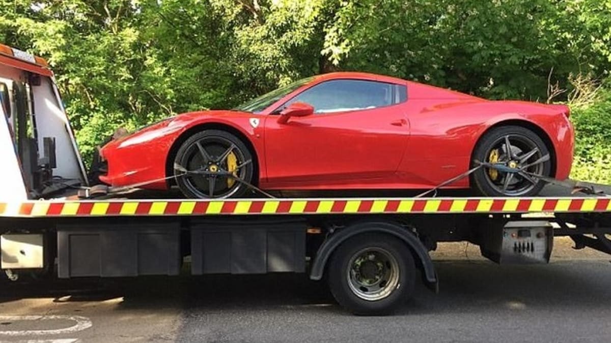 Takhle dopadlo Ferrari po najetí do díry v silnici
